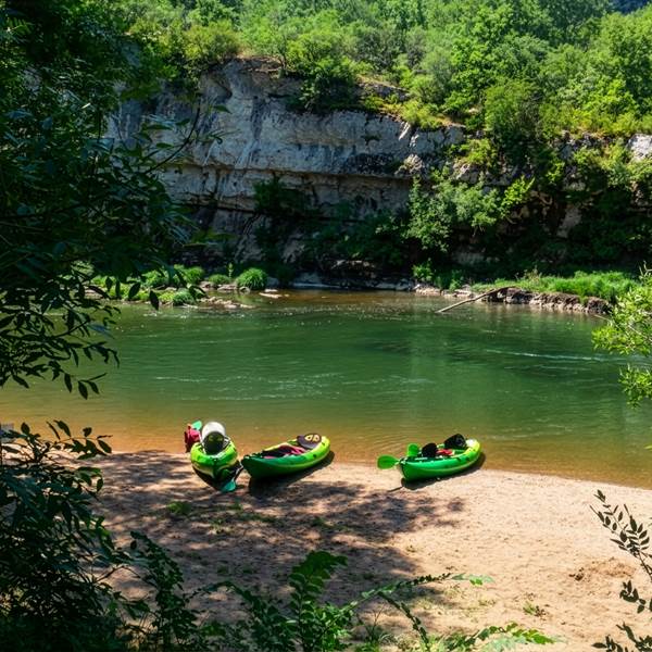 Kayaks au bord de l'Aveyron, prêts à s'élancer dans les Gorges de l'Aveyron-photo-gallery