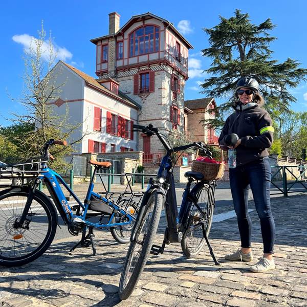 Cycliste devant maison traditionnelle-photo-gallery