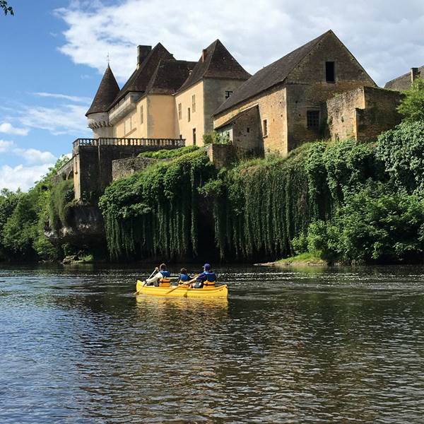 Située à Montignac-Lascaux, notre base de location vous propose des balades en canoë sur la rivière Vézère, au cœur de la Dordogne. Idéal pour une sortie en famille, une activité entre amis ou un moment de détente en pleine nature, le canoë vous offre un point de vue unique sur les falaises, les paysages du Périgord Noir et les sites préhistoriques emblématiques. Réservez votre expérience en ligne et profitez d’un moment inoubliable au fil de l’eau.-photo-gallery