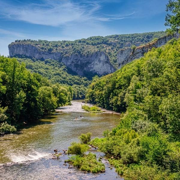 La rivière Aveyron serpente au cœur des Gorges entre falaises et forêt, offrant un cadre naturel exceptionnel pour une sortie en canoë-kayak.-photo-gallery
