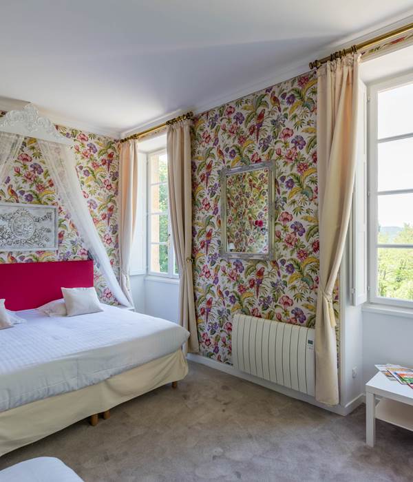 Chambre Perroquets château vue lit