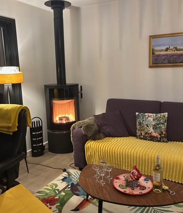 Salon avec poele à bois