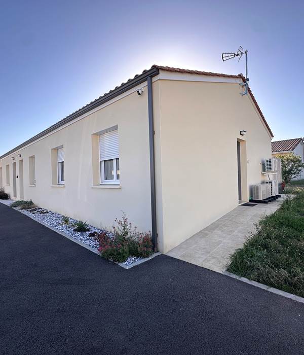 Logement 4 Escapade LE MAINE LOREVA CONSTANT vue entrée extérieure résidence