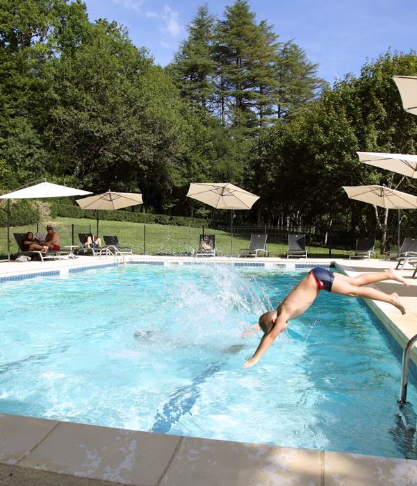 Plongeaon dans la Piscine du Château de Puy Robert Lascaux - venez en profiter