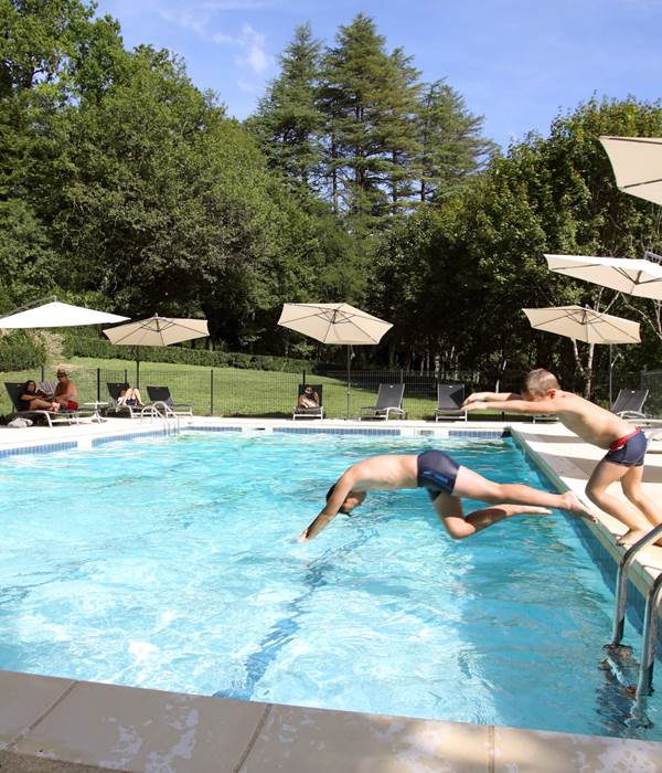 Plongeon dans la piscine du Château de Puy Robert Lascaux