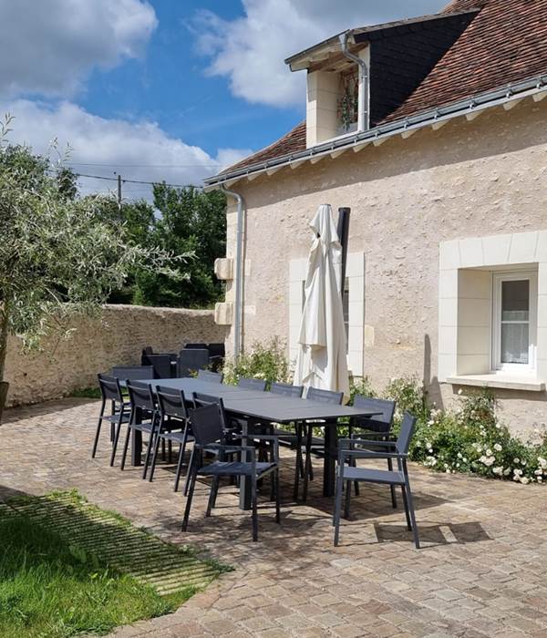 Terrasse pavee et dejeuner - Grange A Porteau du Domaine des Cyclamens