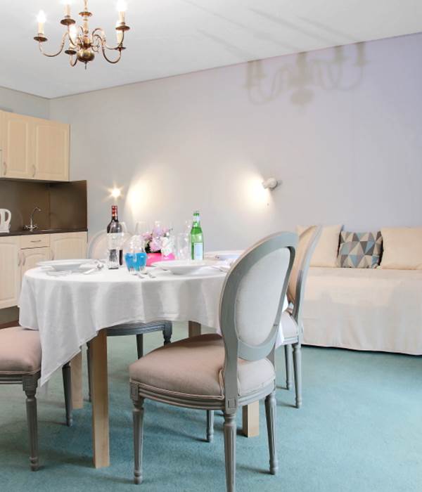 Gîte de charme Junior suite 34 séjour vue cuisine et canapé-lit