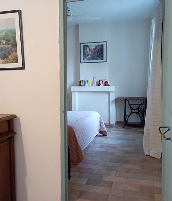 Entrée de la chambre dans appartement Verveine