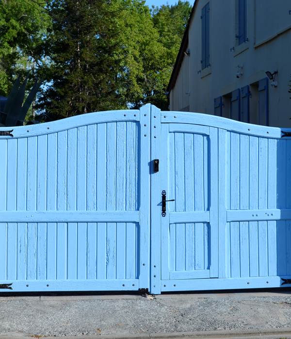 Nouvelle peinture sur portail d'entrée vue extérieur