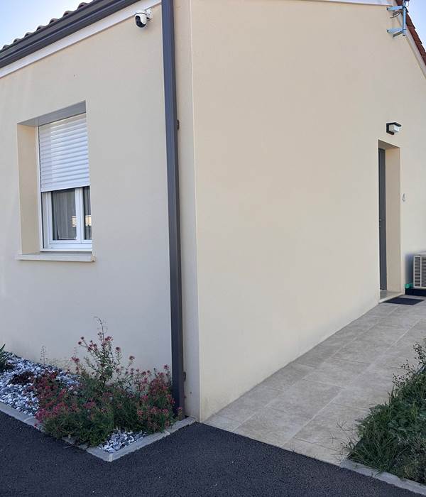 Logement 4 Escapade LE MAINE LOREVA CONSTANT vue entrée extérieure