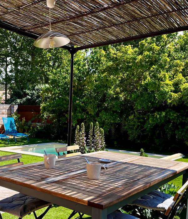 coin repas au bord de la piscine la barraquette