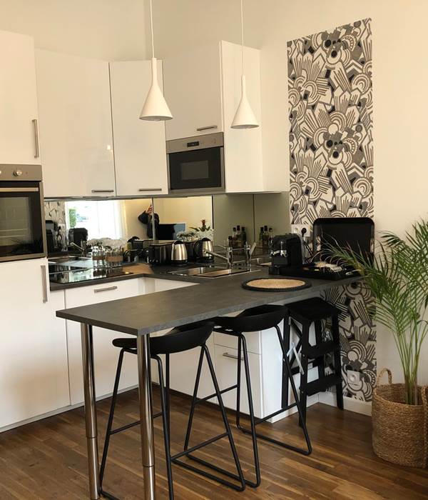 La cuisine équipée s'ouvre sur le salon
