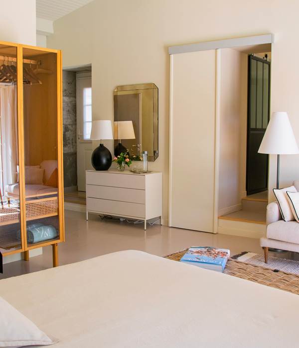 chambre généreuse avec coin salon