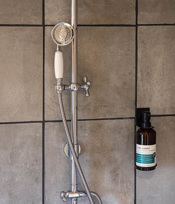 salle de bain séparée avec produits de bain Oceopin