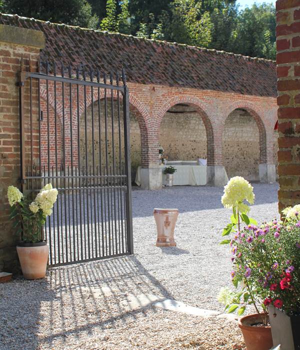 Entrée dépendances du château