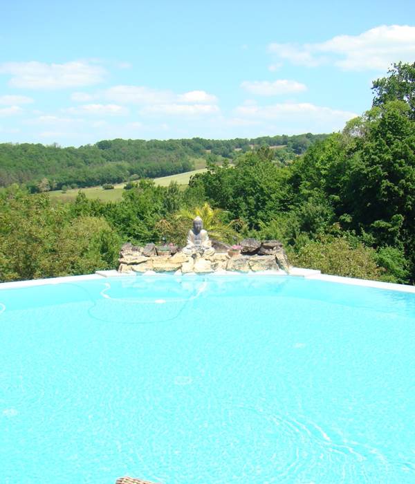 piscine à double débordements et traitée au sel