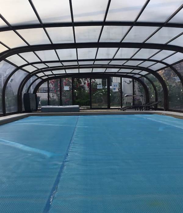 Piscine chauffée et bâche