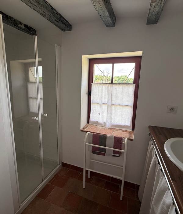 salle de bains avec fenêtre sur la campagne