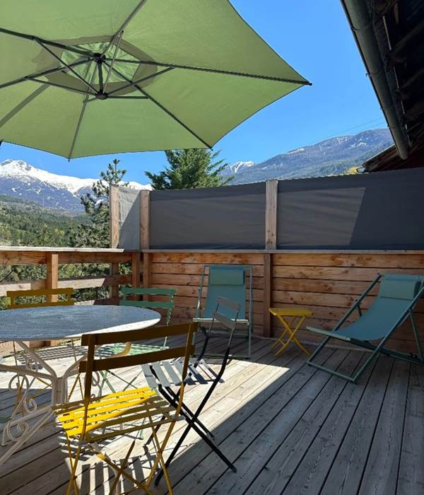 terrasse avec vue panoramique  petit-déjeuner en terrasse montagne  jardin ensoleillé avec hamac  repas en plein air gîte  maison typique des Alpes  hébergement avec jardin
