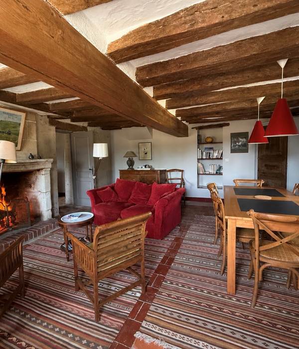 séjour avec coin salon cheminée et table pour 6 / 8 personnes