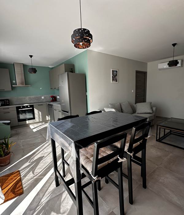 Logement 3 Evasion LE MAINE LOREVA CONSTANT vue salon cuisine repas