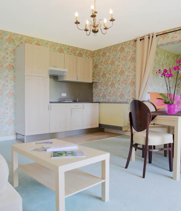 Gîte 33 cuisine séjour canapé-lit avec balcon filant dans la Gentilhommière