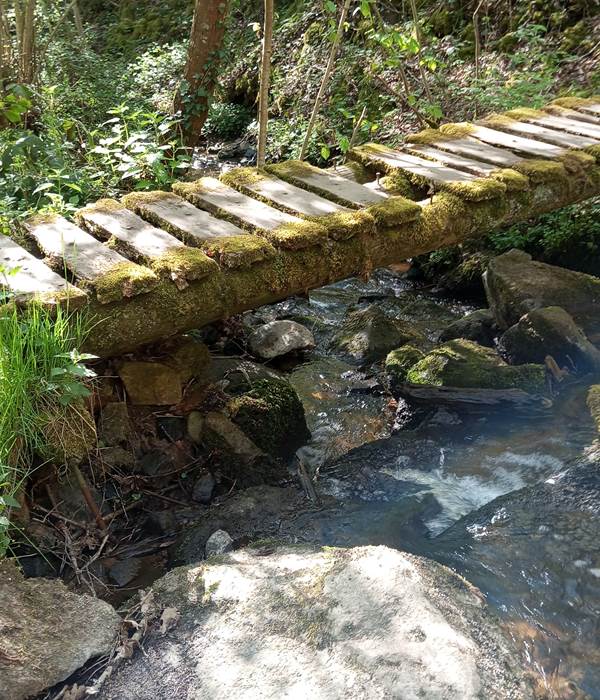 petit pont pour franchir le ruisseau en direction de la vallée des Prades