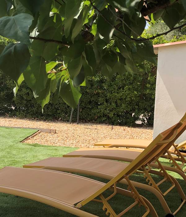Coin détente à la piscine privée