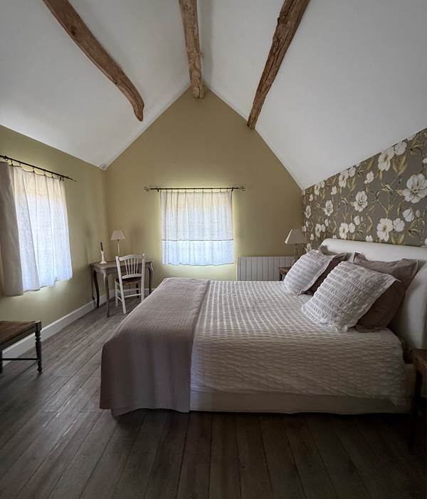 chambre lit double 160 et vue sur jardin