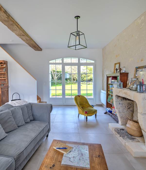Salon smart-Tv et bibliothèque vue jardin - Domaine des Cyclamens