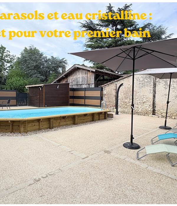 Piscine - transats - salon jardin - parasol