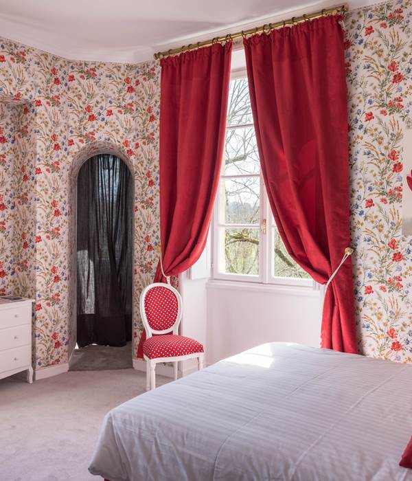 Chambre Coquelicots château au 1er étage avec une échauguette
