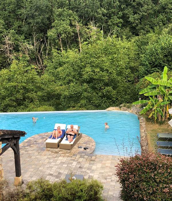 piscine à double débordements et traitée au sel