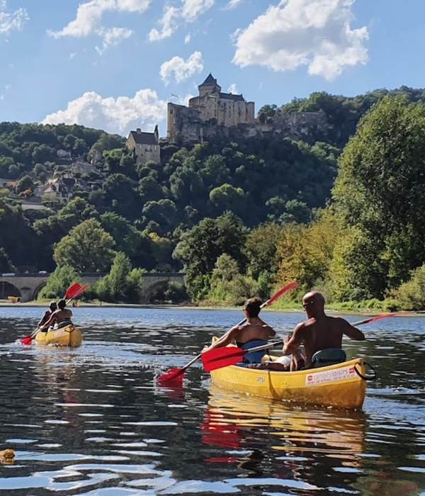 Canoë à proximité, au pied des châteaux