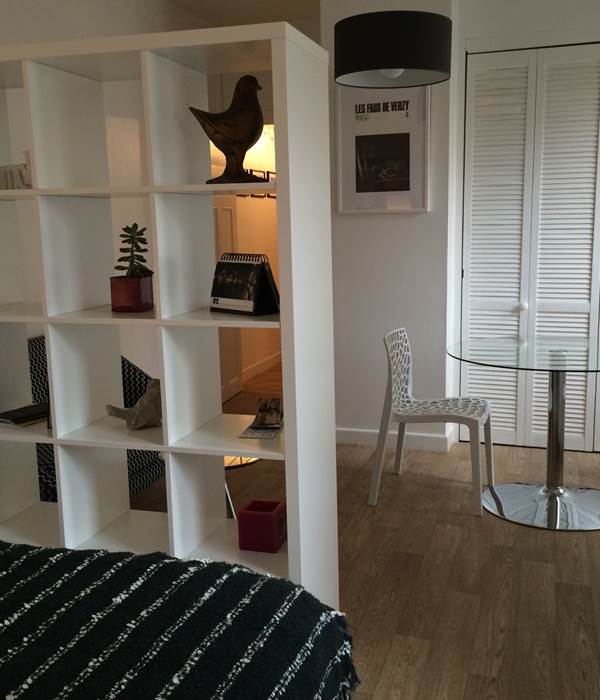 la kitchenette se cache derrière les portes,