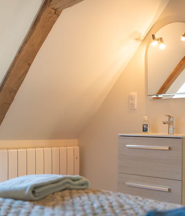 Coin lavabo dans la chambre de l'étage - gîte du Cygne