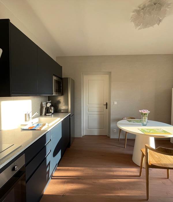 Suite-romantique-cuisine-toute-équipée-terrase-ensoleillée-Baden-Morbhan