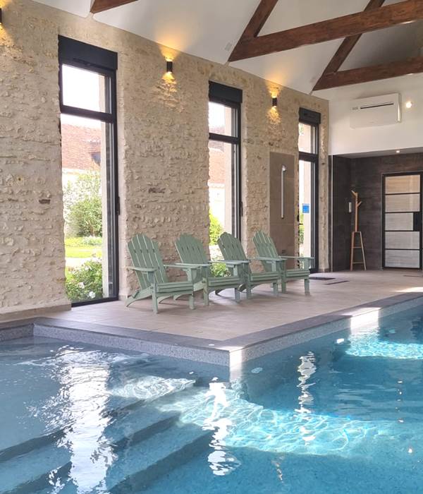 Piscine chauffée toute l'année, en exclusivité aux beaux jours - Domaine des Cyclamens