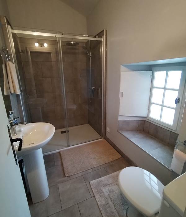 Salle d'eau avec WC