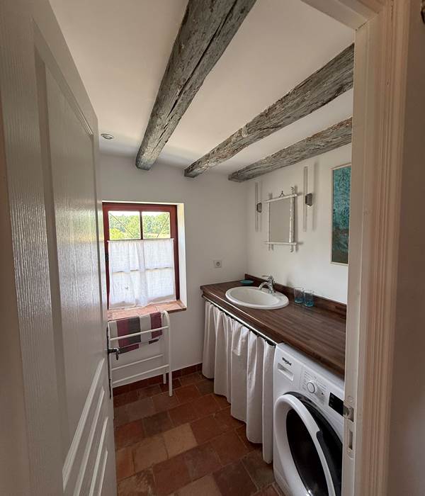 salle de bains avec lave-linge séchant