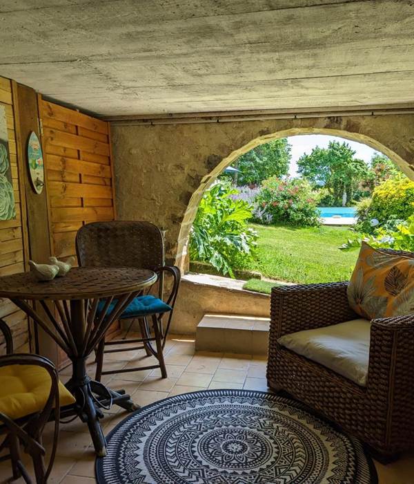 Moulin-Rouhaud-Suite-familiale-Ancolie-agapanthe-salon-de-jardin