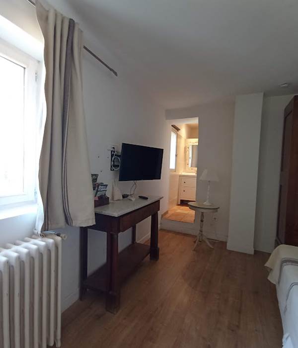 Télévision dans la chambre appartement isle sur la sorgue