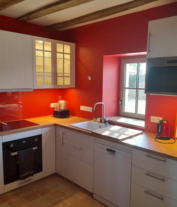Cuisine du Cerf avec vue sur le jardin