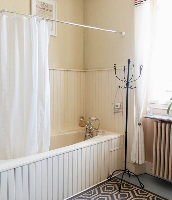 SDB privative sur le palier en face de la chambre