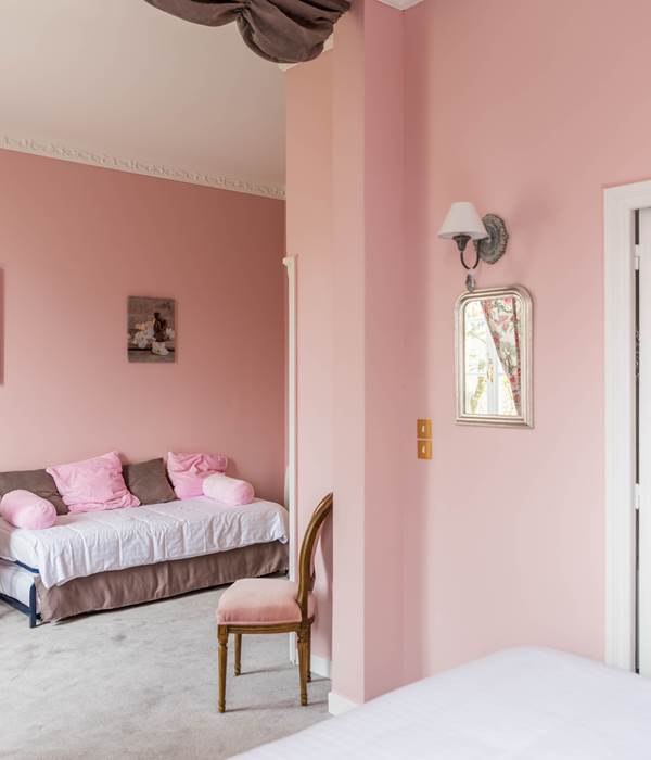 Chambre rose canapé