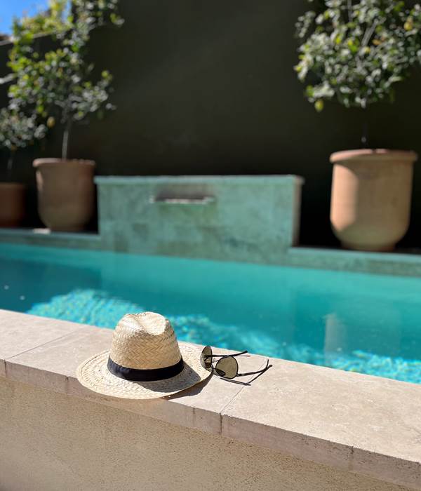 Sieste au bord de la piscine de Marcelle en Camargue