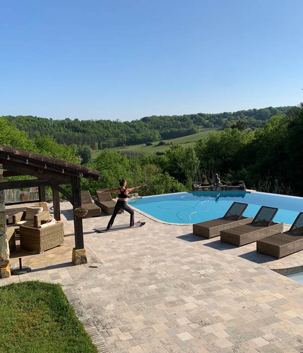 Yoga au bord de la piscine