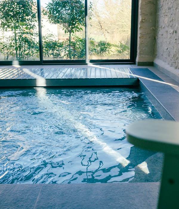 Zone spa de la piscine chauffée dans la grange - Domaine des Cyclamens