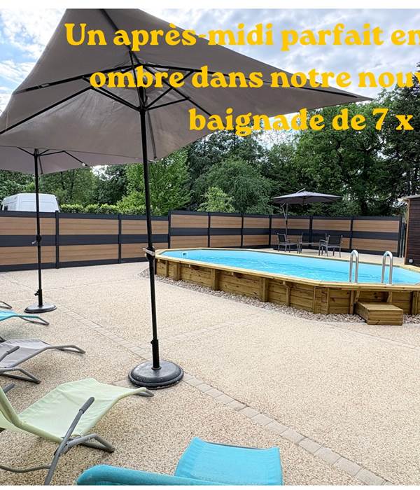Piscine - transats - salon jardin - parasol