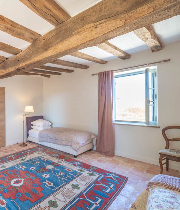 Lit d'appoint dans la chambre du rez-de-chaussée